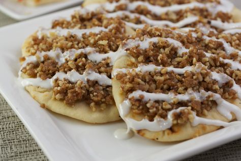 Deconstructed cinnamon roll flatbread made with Stonefire naan, cinnamon, butter, brown sugar, walnuts and homemade icing. Naan Dessert Pizza, Sweet Flatbread Recipes, Naan Dessert Ideas, Flatbread Dessert Recipes, Stonefire Flatbread Recipes, Stonefire Naan Recipes, Naan Breakfast Ideas, Dessert Naan, Naan Dessert