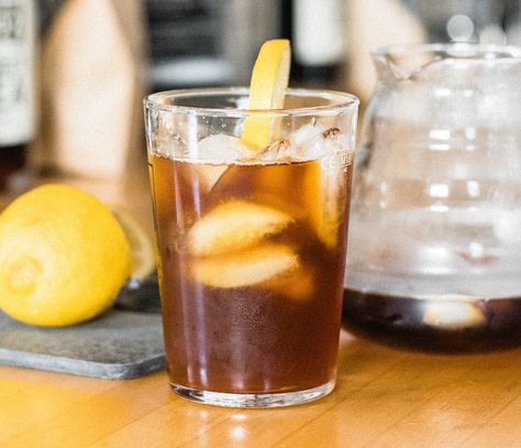 Mazagran (Delicious Lemon Coffee) Lemon Iced Tea, Lemon Coffee, Sour Drink, Coffee Ice Cubes, Egg Coffee, Algerian Recipes, Lemon Drink, Easy Asian Recipes, Flavor Ice