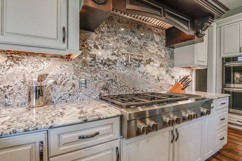 Island Backsplash, Granite Backsplash Kitchen, Sparkle Kitchen, Gambling Illustration, Glass Tiles Kitchen, Natural Stone Backsplash, Advice Videos, Granite Backsplash, Countertop Backsplash