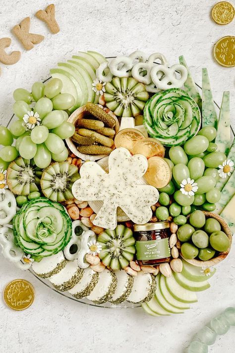 It's St Patrick's Day and you're looking for the perfect way to entertain the family and friends you've gathered around you. Look no further than these 7 St Patrick's Day themed Charcuterie Boards that are sure to be a hit with everyone! From sweet to savory, there's something for everyone to enjoy. Create a scrumptious display on your party table and let the fun begin. St Patrick Party Food, St Pattys Party, St Patrick's Day Appetizers, St Patricks Food, St Patrick Day Snacks, Fete Saint Patrick, St Patrick Day Treats, St Patricks Day Food, Charcuterie Inspiration