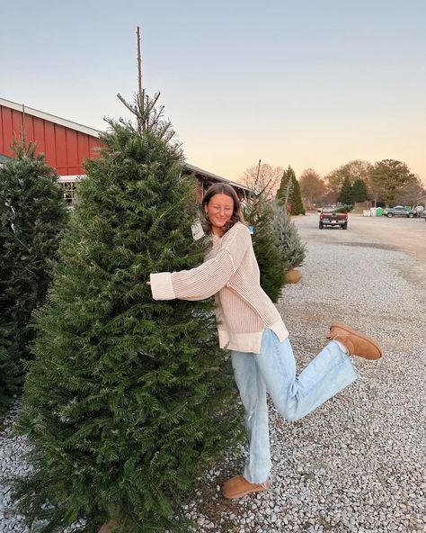 Cute photo idea hugging a Christmas tree December aesthetic Christmas Shopping Photoshoot, Christmas Inspo Pics, Florida Christmas Outfit, Christmas Insta Post, Aesthetic Christmas Pics, Christmas Tree Pics, Christmas Aesthetic Pictures, December Moodboard, Christmas Tree Shopping