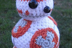 Free BB-8 crochet pattern Crochet Robot, Crocheted Star, Star Wars Crochet, Star Wars Bb8, Crochet Toys Free, Crochet Disney, Stars Wars, Bb 8, Amigurumi Ideas