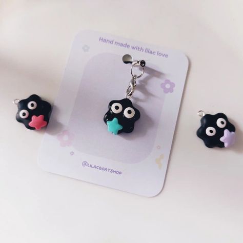 Clay charm Small Clay Keychains, Studio Ghibli Clay Charms, Polymer Clay Phone Charms, Cute Clay Keychain Ideas, Easy Clay Charms, Soot Spirit, Polymer Clay Keychains, Spirit Phone, Ceramic Charms