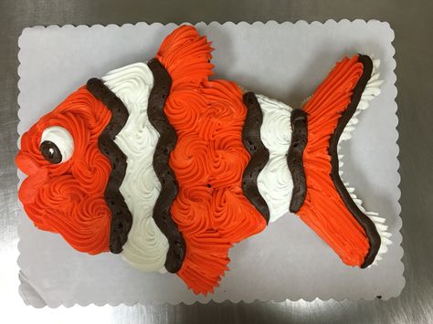 Clown fish cupcake cake made with 24 cupcakes and buttercream icing by Laurie Grissom Nemo Cupcakes Ideas, Shark Cupcake Cake, Nemo Cupcake Cake, Fish Cupcake Cake, Fish Cupcakes For Kids, Cupcake Fish Cake, Fish Birthday Cupcake Cake, Nemo Cupcakes, Fish Shaped Cake