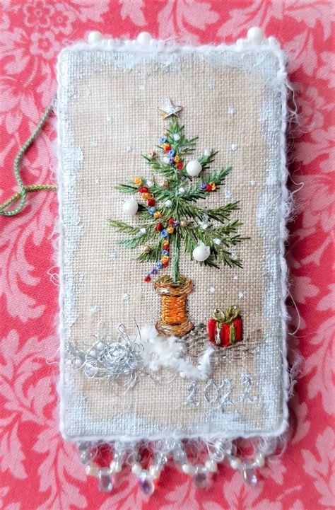 Julkransar Diy, Embroidered Christmas Tree, Christmas Tree Embroidery, Tree Embroidery, Textile Art Embroidery, Christmas Embroidery Patterns, Embroidered Christmas, Embroidery Christmas, 자수 디자인