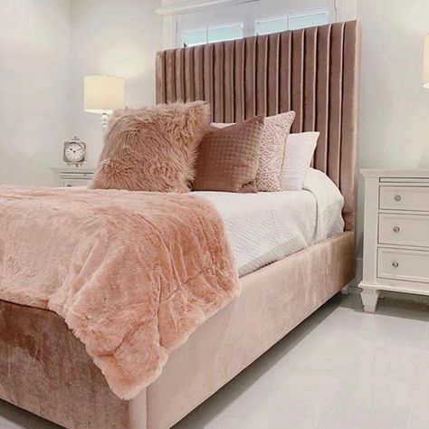 Bedroom Inspo Pink, Pink Velvet Bed, Headboard Bedroom Ideas, Pink Headboard, Headboard Bedroom, Bedroom Trends, Velvet Bed, Pink Bedding, Main Bedroom