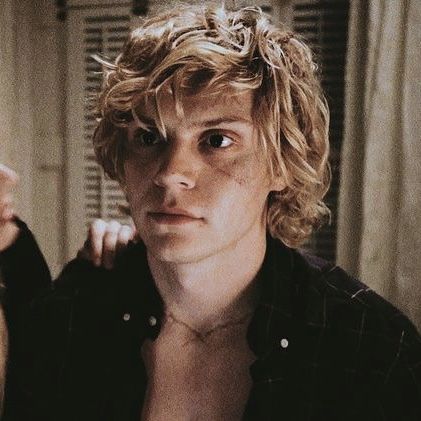 Tate Ahs, Header Wallpaper, Note Tips, Kyle Spencer, Evan Peters American Horror Story, Tate And Violet, Ahs Coven, American Horror Story Seasons, Tate Langdon