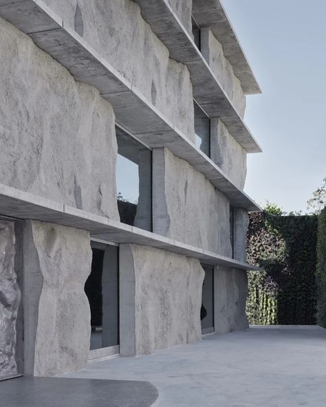 Studio Anne Holtrop designs a site-specific facade in Bahrain - Domus Anne Holtrop, Large Shutters, Corner Building, Green Corner, Vertical Garden Design, Concrete Facade, Plans Architecture, Stone Facade, Casa Patio