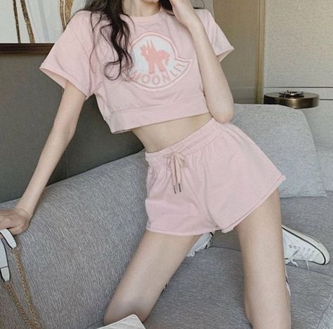 Tinysp0000 Pink, Starved Body Reference, Korean Weight Ideal, Pretty Bone, Flat Belly Aesthetic Korean, Xiaohongshu Body Goals, Hour Glass Body Aesthetics Girl, Flat Chest, Ideal Body