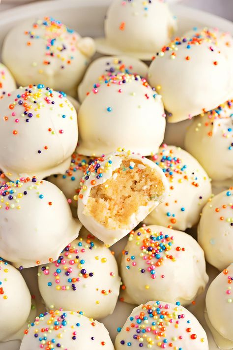 Cake Balls (Quick and Easy Recipe) - Insanely Good Christmas Cake Balls, Christmas Candy Easy, Cake Ball Recipes, Quick And Easy Dinner Ideas, Cheesecake Bites Recipe, Funfetti Cake Mix, Store Bought Cake, Kids Cooking Recipes, Confetti Cake