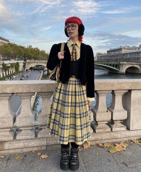 Yellow Plaid Shirt Outfit, Maximalist Style Fashion, November Outfit Ideas, New Wave Fashion, Playful Outfits, Red Hair Outfits, Vintage Outfits 80s, Quirky Fashion, Yellow Outfit