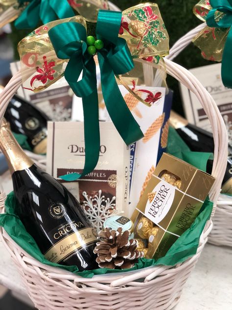 Festive Gift Box Design, Christmas Gift Basket Ideas For Family, Christmas Basket Ideas, Client Gift Baskets, Xmas Gift Baskets, Xmas Hampers, Coffee Gifts Box, Homemade Gift Baskets, Christmas Gift Hampers