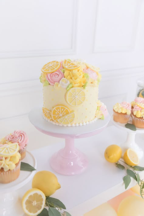 Lemonade Themed Birthday Party, Main Squeeze 1st Birthday Party, Lemonade Stand Party Ideas, Our Main Squeeze Is Turning One, Lemonade Cake Birthday, Lemonade Stand Birthday Party Ideas, Lemonade Stand Baby Shower Ideas, Lemonade Cake Decoration, Lemon Theme 1st Birthday Party