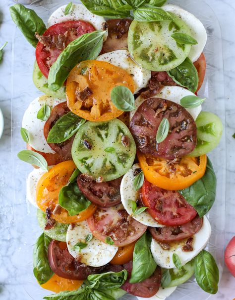 caprese salad with heirloom tomatoes and hot bacon dressing I howsweeteats.com Hot Bacon Dressing, Tomato Caprese, Bacon Dressing, Heirloom Tomato, Juicy Tomatoes, Garden Recipes, Heirloom Tomatoes, Tomato Recipes, Crispy Bacon