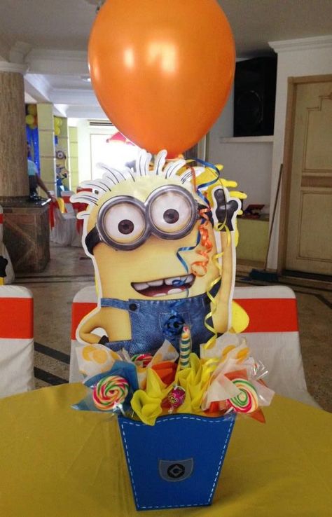 centro mesa minions by Piñati Fiesta Minions Table Decoration Ideas, Minion Centerpieces Ideas, Minion Centerpieces, Minion Party Theme, Minions Birthday, Minions Party, Minion Theme, Minion Birthday Party, Minion Birthday