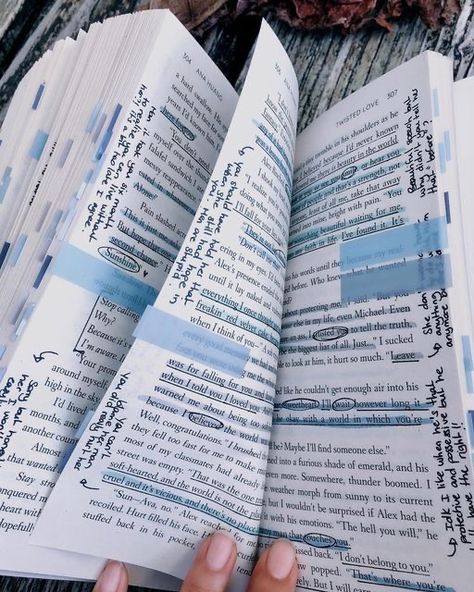 Book With Bookmark Aesthetic, Ideas For Bookmarks, Cute Annotations, Tiny Pretty Things, Tiny Seashells, Book Annotation Tips, Book Annotating, Bookmarks Ideas, Cute Books