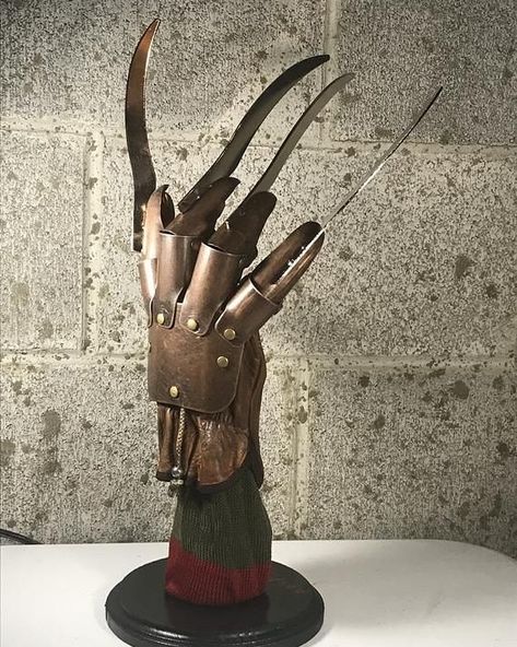 Freddy Tattoo, Freddy Krueger Hand, Freddy Glove, Freddy Krueger Glove, Glove Display, Horror Villians, Street Logo, Horror Crafts, Metal Glove