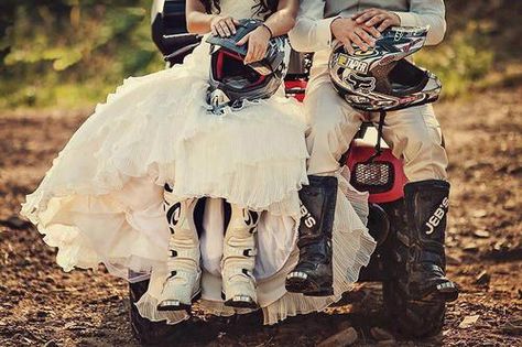 Must have wedding picture Motocross Wedding, Dirt Bike Wedding, Potluck Wedding, Funny Wedding Vows, Motocross Girls, Bike Wedding, Wedding Fotos, Biker Wedding, Motocross Love