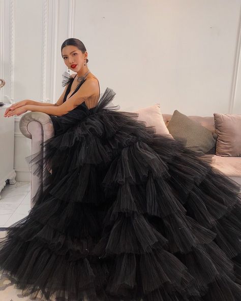 Ball Gown Dress Photoshoot, Black Tulle Dress Photoshoot, Black Gown Photoshoot, Black Gown Elegant Classy, Tulle Dress Photoshoot, Bridal Pantsuit, Black Lace Wedding, Black Tulle Dress, Corset Fashion Outfits