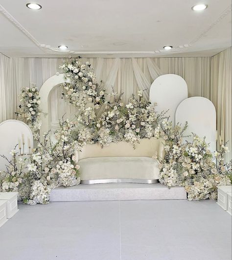 White Pelamin Wedding, Pelamin Hijau Putih, Pelamin All White, Pelamin Dalam Rumah, Pelamin Rumah Exclusive, Bilik Pengantin Ideas Simple, Pelamin Putih Exclusive, Pelamin Rumah Simple, Pelamin Simple Elegant