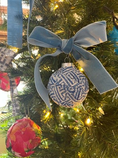 Mod Podge Fabric Ornaments, Diy Blue And White Christmas Ornaments, Diy Blue Christmas Ornaments, Decopauge Ornaments, Decopage Ideas Christmas Ornaments, Decoupage Ornaments Xmas, Decoupage Ornaments Diy, Vintage Christmas Ornaments Diy, Modge Podge Ornaments