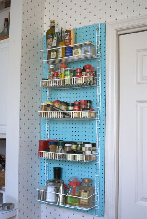 pegboard spice rack Spice Storage Solutions, Organize Kitchen Spices, Mini Dishwasher, Custom Jewelry Ideas, Pantry Laundry, Pegboard Organization, House Organization, Kitchen Storage Space, Organizational Ideas