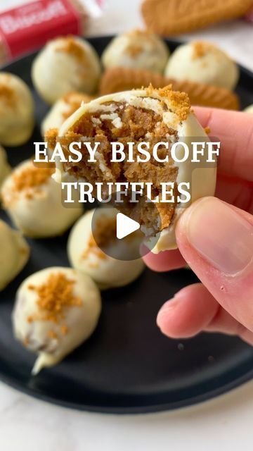 Katja Jurgenschellert on Instagram: "3-INGREDIENT BISCOFF TRUFFLES 🤤 Recipe @kayoukitchen below 👇 

If you love Biscoff cookies, you have to try these no-bake, 3 ingredient Biscoff truffles! They’re giving simple and delicious a whole new meaning 😋

SAVE & SHARE this video to make it later 🫶

Here’s what you’ll need:
👉 248g Lotus Biscoff cookies (or other speculoos cookies)
👉 150g full fat cream cheese
👉 200g white chocolate 

1. Crush the cookies in a blender to powder. Set 1 tbsp of cookie crumbs aside for decorating. 
2. Combine with cream cheese (tip; blend it together in your food processor; fewer dishes and less work 😎)
👉 scoop 1 tbsp and roll into balls. Set in the fridge for ~30 minutes.
👉  dip or drizzle over white chocolate. Top with cookie crumbs.

FOLLOW @kayoukitchen Biscoff Cakesicles, Handmade Chocolates Recipes, Choc Truffles, Biscoff Truffles, Cookie Balls Recipe, New Recipes To Try, Simple Delicious Recipes, Speculoos Cookies, White Chocolate Truffles