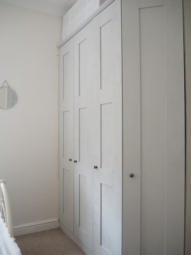 how to paint mdf laminate melamine wardrobes using rustoleum chalk paint and primer to create a traditional vintage style piece of furniture Chalk Paint Wardrobe, Painting Melamine, Rustoleum Chalked, Faux Painting Techniques, Rustoleum Chalk Paint, Wardrobe Wall, Glass Wardrobe, Laminate Wall, Painting Laminate