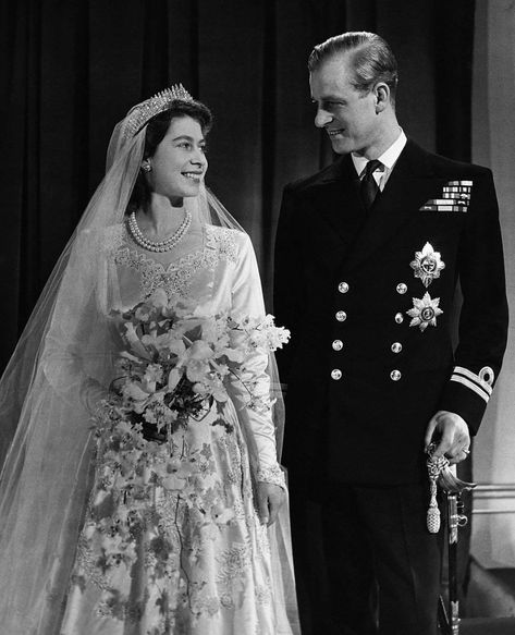 See the Romantic Moment Between a Young Queen Elizabeth and Prince Philip that Sparked Rumors of Their Love Prinses Margaret, Queen Elizabeth Wedding, Ratu Elizabeth, Prins Philip, Princesa Margaret, Princesa Elizabeth, Young Queen Elizabeth, Royal Family Portrait, Wedding Fail