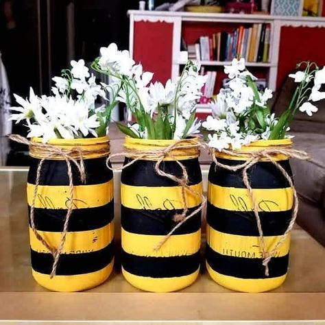 Bee Themed Party Favors, Bee Centerpiece Ideas, Bee Mason Jars, Diy Baby Shower Centerpieces, Bee Birthday Party, Bee Baby Shower Theme, Bumble Bee Baby Shower, Mason Jar Vases, Baby Shower Brunch