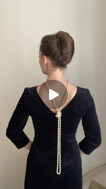 Pearl Outfit Classy, How To Wear A Pearl Necklace, Dress With Pearl Necklace, How To Style Pearls, Pearl Jewellry, Outfit With Pearls, Pearl Necklace Outfit, How To Wear Pearls, Double Strand Pearl Necklace