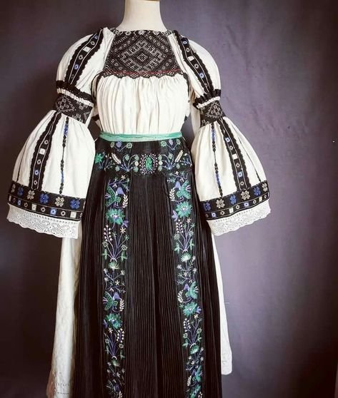 Ukrainian Skirt, Puff Sleeves Gown, Slavic Clothing, Ukrainian Fashion, Designer Saree Blouse Patterns, Folk Dresses, Wedding Gowns Vintage, Folk Fashion, Russian Fashion