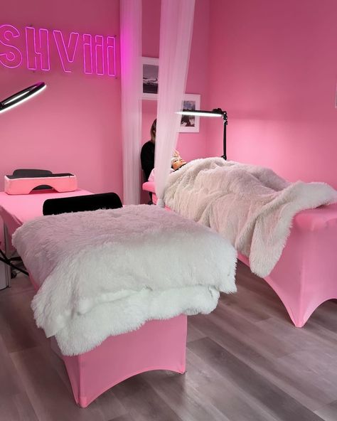 Salon days !✨🐰💘 Our location : Kr. Valdemara 83 💎 #lashes #lashextensions #beauty #makeup #volumelashes #eyelashextensions #eyelashes #lashartist #lash #lashesonfleek #minklashes #lashtech #classiclashes #makeupartist #mua #lashlift #lashlove #hybridlashes #brows #lashesfordays #explorepage #lashboss #eyelash #lashgoals #beautiful #love #eyes #lashaddict #mmlashes #eyebrows Eyelash Extension Salon Decor, Pink Lash Bed, Makeup Studio Aesthetic, Lash Extension Salon, Lash Studio Decor, Lash Room Ideas, Eyelash Extensions Salons, Small Lashes, Lash Room Decor