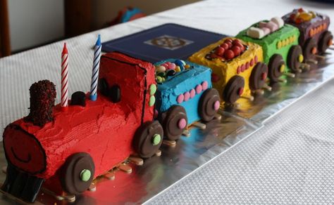 train cake Party Food For Toddlers, Zoe Cake, 4de Verjaardag, Thomas Cakes, Train Birthday Cake, 2nd Birthday Cake, So Exhausted, Jumping Castle, Cake Recipes At Home