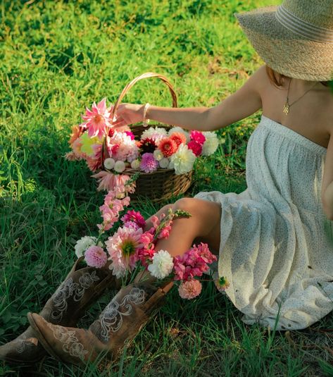 Introducing ‘Boots & Blooms’ 🌺 a collaboration with @apuakeas.flowers! A flower filled photoshoot 🌸 inspired by Maui’s Upcountry Cowgirls 🙌✨ The perfect shoot with your bestie 💐, family, and more! Highlighting fresh florals 🌺 & country style 🌿 Contact to Book 💌 Now Available 🙌 Country Picnic Photoshoot, Cowgirl Boot Photoshoot, Book Picnic Photoshoot, Floral Picnic Photoshoot, Holding Picnic Basket Pose, Cowgirl Flower Photoshoot, Country Picnic, Picnic Photoshoot, Selfie Pose