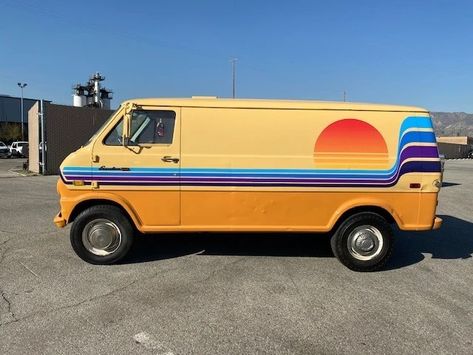 Cool Van Paint Jobs, Camper Van Painting, Custom Van Paint Jobs, Retro Van Paint Job, Campervan Exterior Paint Ideas, 70s Camper Van, Van Exterior Paint Ideas, Camper Painting Exterior, Van Painting Ideas