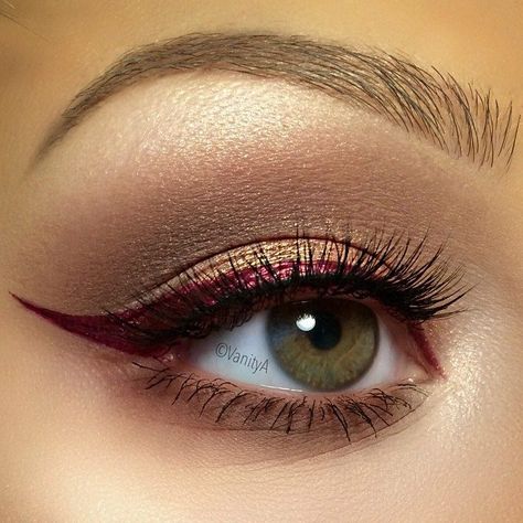 Burgundy Eyeliner, Makeup Skills, Cat Eye Makeup, Playing With Hair, Eyeliner Looks, Gold Eyes, Kiss Makeup, Makeup Inspo, Makeup Addict