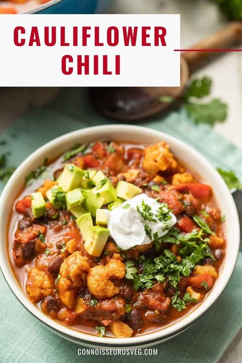 This cauliflower chili is made with juicy tomatoes, black beans, and zesty Tex-Mex spices! It's healthy, easy to make, and packed with flavor! Cauliflower Chili Recipe, Cauliflower Chili, Veg Chili, Vegan Chili Recipe, Healthy Vegan Dinner Recipes, Vegetarian Chili Recipe, Spicy Cauliflower, Veggie Chili, Meatless Main Dishes