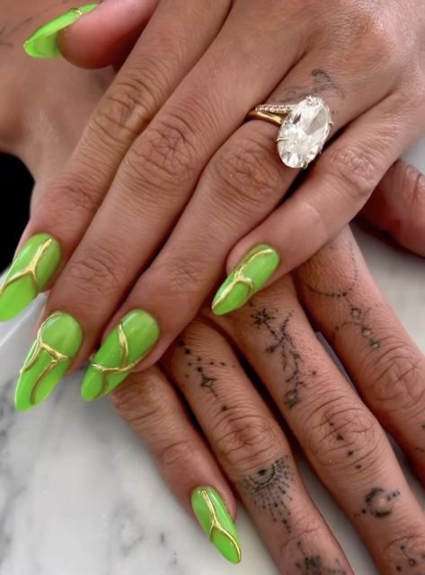 Green Nails Outfit, Hailey Baldwin Nails, Neon Green Nail Art, Coachella Nails, Neon Nail Art, Neon Green Nails, Green Nail Art, Nails Outfit, Celebrity Nails