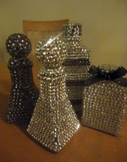 Rhinestone covered bottles / I Love, love how this looks... I think I am going to have to go bottle hunting! Bejeweled Bottles, Diy Bedroom, Altered Bottles, Diy Rhinestone, Design Diy, Bottle Art, Diy Projects To Try, Home Decor Tips, Bottle Crafts