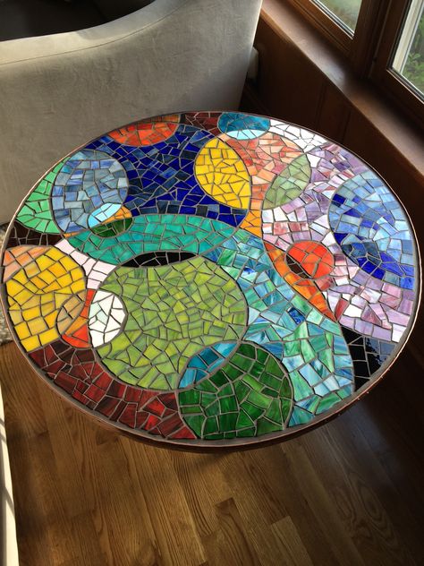 Round Mosaic End Table #Mosaic2015 #MosaicEndTable #MosaicDIY Free Mosaic Patterns, Easy Mosaic, Mosaic Tile Table, Mosaic Furniture, Mosaic Art Diy, Mosaic Tray, Mosaic Table Top, Mosaic Garden Art, Mosaic Art Projects