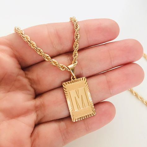 Rope Chain with Name Initial, Our Rope Necklace of 3 millimetres thick with an Initial pendant, is a perfect combination to give as a gift to a special person, the Initial is in a rectangular pendant, of an ideal size. Our goal is to offer you a garment that is durable in time, for you! You are an active and elegant woman, all our pieces are made with three layers of Brazilian gold, which gives you the security of wearing them daily without worrying about them changing color. They are a gift for Necklace Layering Gold, Chain With Name, Necklace Initial Letter, Gold Rope Necklace, Chunky Gold Bracelet, Gold Initial Necklace, Gold Filled Necklace, Gold Rope Chains, Rope Chain Necklace