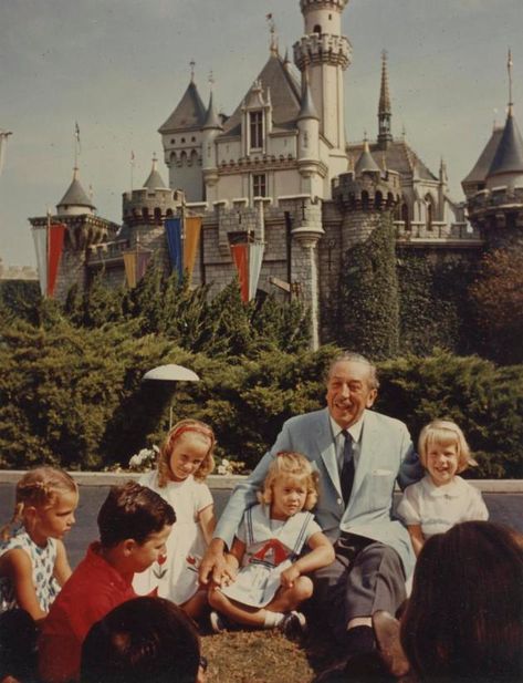 Former Disneyland photographer shares decades worth of stories, photos, including iconic ones of Walt – Orange County Register Disneysea Tokyo, Walter Elias Disney, Retro Disney, Vintage Disneyland, Disney Photos, Old Disney, Daisy Duck, Disney Aesthetic, Disney Life