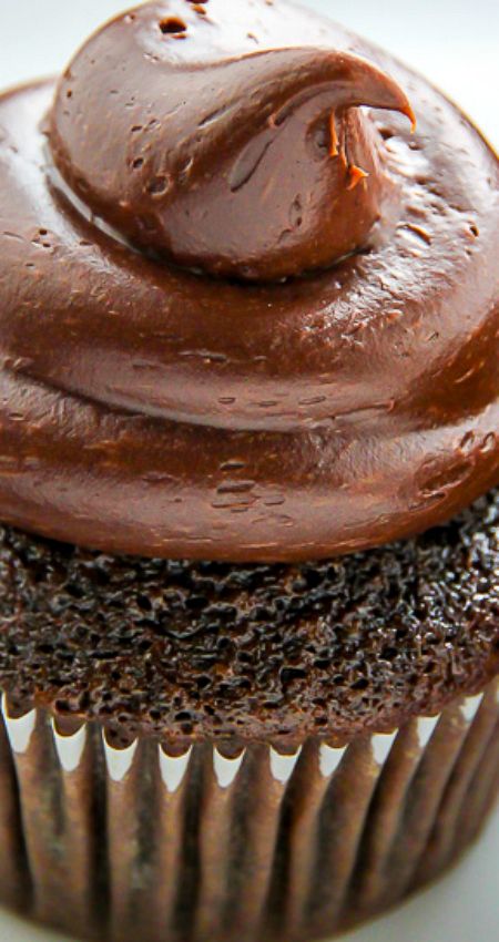 Old-Fashioned Chocolate Buttermilk Cupcakes ~ Super moist and fluffy old-fashioned chocolate buttermilk cupcakes topped with chocolate buttercream frosting! Jack Daniels Cupcakes, Buttermilk Icing, Chocolate Zucchini Cupcakes, Buttermilk Cupcakes, Zucchini Cupcakes, Homemade Chocolate Frosting, Chocolate Peanut Butter Cupcakes, Dark Chocolate Cupcakes, Peanut Butter Cupcakes