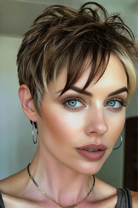 Top 10 pixie cut with strategically placed highlights to accentuate the layers. Short Hair With Highlights, Bob Pixie Haircut, Longer Layers, Short Bob Pixie, Pixie Haircut Ideas, Bob Pixie, Vampire Girls, Pixie Hair, Short Layers