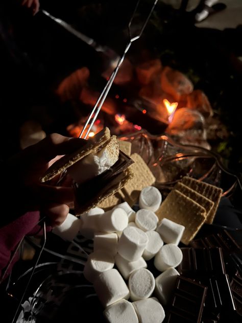 S’mores Bonfire, Roasting Smores Aesthetic, Smores Aesthetic Friends, Making Smores Aesthetic, Smores Aesthetics Campfire, Smores Fire Aesthetic, Campfire Smores, Summer Adventures, Summer Bucket Lists