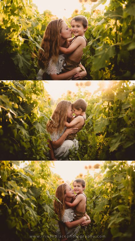 Sunflower Photo Session, Sunflower Photography Family, Mother Daughter Sunflower Photoshoot, Sunflower Mini Session Family, Sunflower Family Pictures, Family Photos Sunflower Field, Sunflower Field Photoshoot Sisters, Mom And Daughter Sunflower Pictures, Mother Son Field Pictures