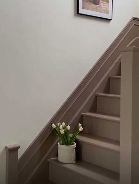 Stairs Design Painting, Taupe Painted Stairs, Beige Painted Stairs, Taupe Staircase, Brown Painted Stairs, Taupe Hallway, Stair Colors, Beige Stairs, Cream Hallway