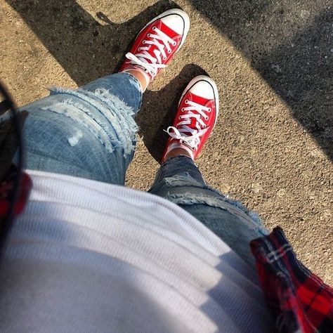 Chuck Taylors Outfit Women, Red Chuck Taylors Outfit, Red Chuck Taylors, Low Top Converse Outfit, Converse Rouge, Chuck Taylors Outfit, Red Converse Outfit, Vans Shoes Fashion, Summer Night Outfit