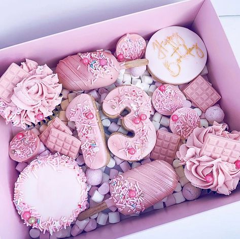 Birthday Treat Box Ideas, Cakesicle Box Ideas, Bakery Treat Boxes, Cakesicle Treat Boxes, Treat Boxes Ideas Cakes, Treat Boxes Ideas Packaging, Dessert Box Ideas, Treat Boxes Ideas, Pink Sweet Treat Boxes